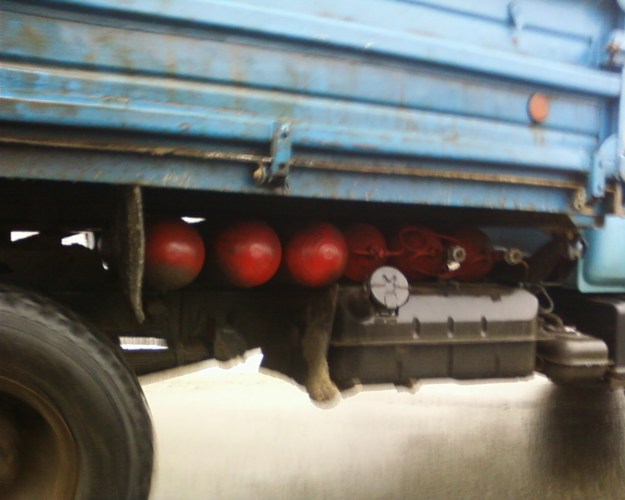 Метановая связка газовых баллонов, установленный на грузовом автомобиле